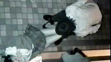 Piccola troia adolescente prende troie cuckold un grosso cazzo