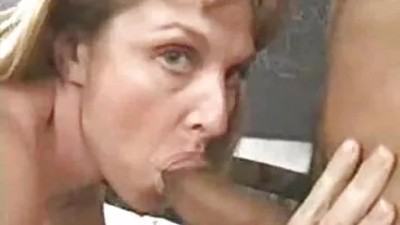 Belle brune mogli disinibite si divertono lesbo