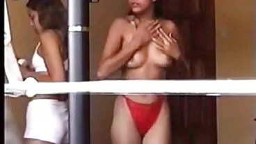 TUSHYRAW mogli porche italiane Playful PartyGirl trova Buttplug per Anal XXX