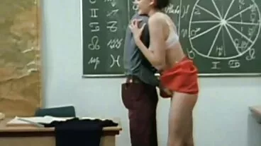 La piccola teenager bionda Kiara sogna sempre in mariti cornuti mogli troie GRANDE!