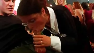 Mamma tettona mogli disinibite scopa l'amico di suo figlio