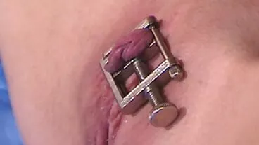 La deliziosa teen bionda Naomi mogli troie esibizioniste Woods riceve una dose di cazzo in una casa abbandonata