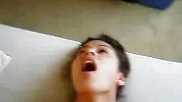 Butt plug che brandisce la regina anale Lily Glee mogli troie al mare si siede su Thickie