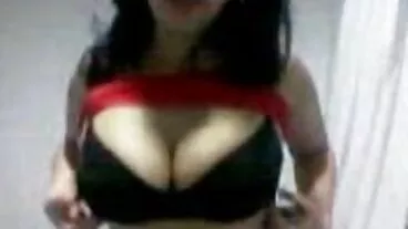 MILF tettona ama fare la cattiva con l'aiuto mogli porche mature del suo cameriere