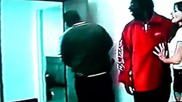 La sontuosa bionda Brooklyn Blue moglie zoccola porno viene scopata duramente da un grosso cazzo