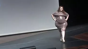 Una milf arrapata con delle tette enormi scopa l'amico di mogli infedeli porche suo figlio