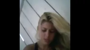 MILF video amatoriali mogli troie tettona ama fare la cattiva con l'aiuto del suo cameriere