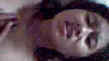 La piccola adolescente Alicia Williams nasconde Buttplug davanti a mogli troie e mariti cornuti Cock