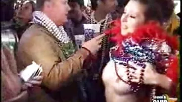 La piccola figliastra asiatica controlla il video porno mogli troie cazzo del grande papà