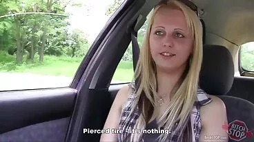 La piccola la zoccola di mia moglie puttana adolescente Hannah incontra un cazzo gigantesco